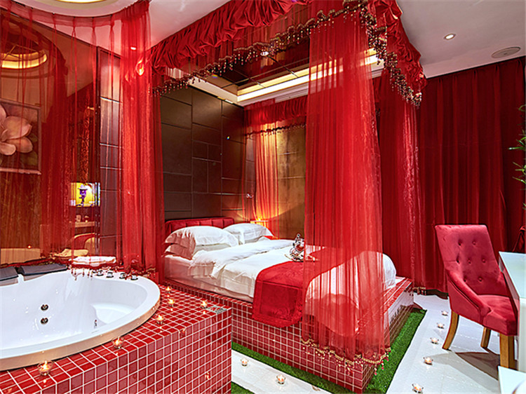 濟(jì)南萬愛情侶主題酒店設(shè)計(jì)突出浪漫 燈光設(shè)計(jì)更精彩