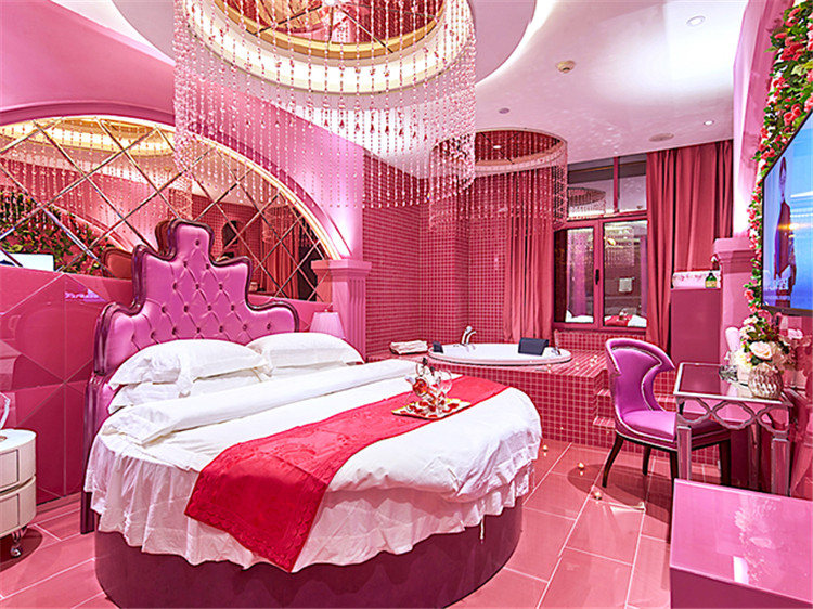 濟(jì)南萬愛情侶主題酒店設(shè)計(jì)突出浪漫 燈光設(shè)計(jì)更精彩