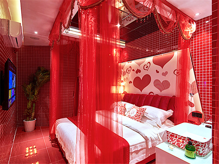 濟(jì)南萬愛情侶主題酒店設(shè)計(jì)突出浪漫 燈光設(shè)計(jì)更精彩